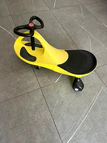 Used yellow twist-and-go motion car for kids - good condition rusty wheels hub