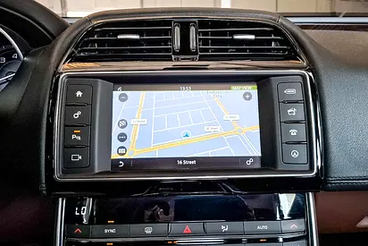 2016 Jaguar XE — миниатюра 12