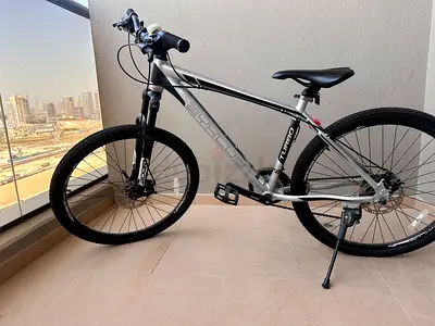 Zyklus Turbo 36 mountain bike with a 17-inch aluminum alloy frame, 26-inch tires