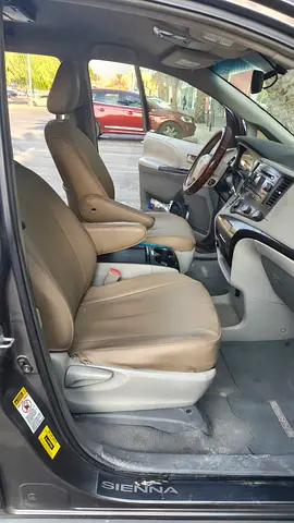 2011 Toyota SIENNA — фото 3