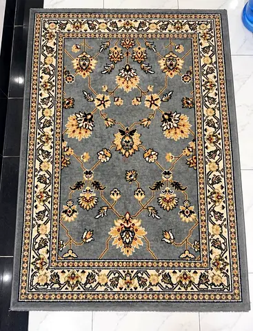 Classic floral Persian-style rug — 160x230cm, good condition