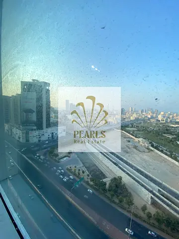 شقة مفروشة غرفتين وصالة للإيجار السنوي في أبراج سيتي تاور بالنعيمية 3، بإطلالة مفتوحة وبلكونتين وموقف مجاني، بسعر 42,000 درهم.