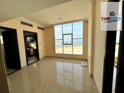 🏡 شقه غرفه وصاله _ تاني ساكن تشطيبات راقيه كورنيش عجمان _ بلكونه عدد 1  حمام _ بسعر 30  الف درهم سنوياً