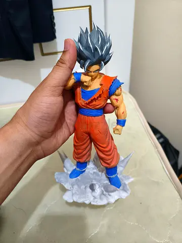 Dragon Ball Z Goku figurine (standing pose) - preowned