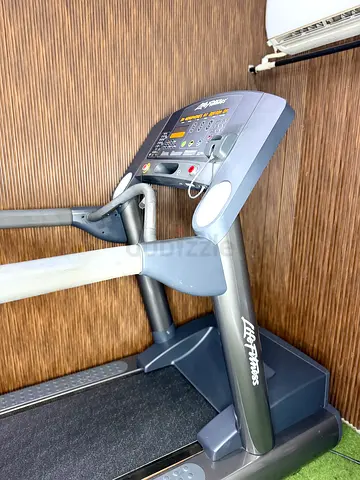 Life Fitness Treadmill CLST