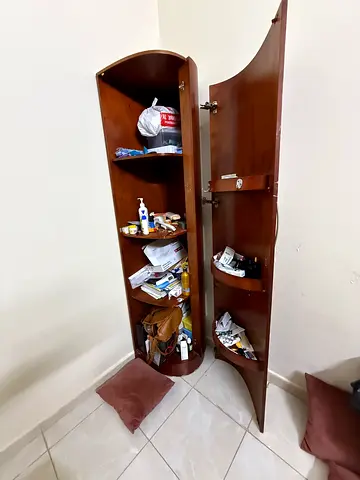 Curved corner vertical shelf