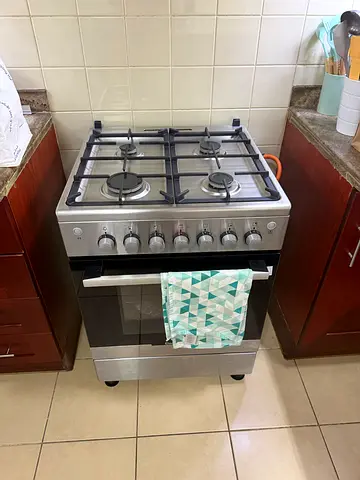Stainless Steel 4-Burner Gas Stove with Oven - Great condition, never used.