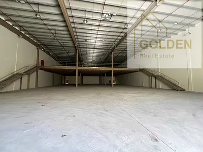 فرصه للإيجار قلب المنطقه الصناعيه بإمارة أم القيوين. وواجهة مباشرة على الطريق الرئيسي بالإضافة إلى سهولة الوصول للمركبات والشاحنات، مما يجعل خياراً مثالياً لأنشطة التخزين والتوزيع .