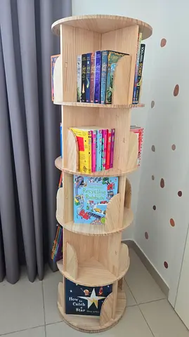 Revolving book shelf