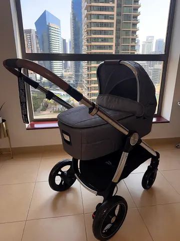 Lightly used single baby pram stroller, perfect condition. 2 in 1 till age of 4 yesterday old.