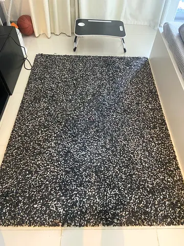 Black & white shaggy rug - good condition