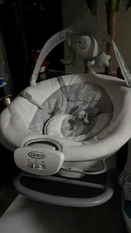 Graco baby swing in very good used condition — plush seat and music