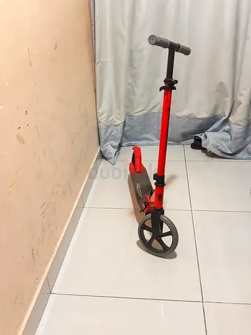 Red kick scooter for kids — single wheel front, good condition