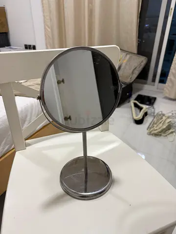 Round Double-Sided Tabletop Mirror with stand