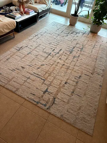 Light beige modern area rug with abstract pattern - good condition
