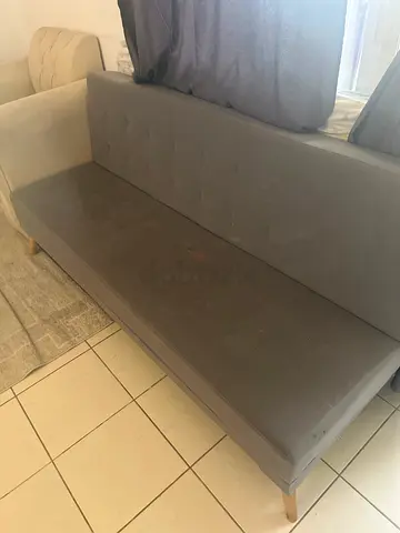 Grey tufted 2-seater sofa in good condition