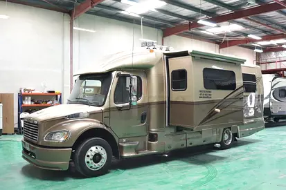 DynaStar 26' Freightliner / Mercedes Diesel Motorhome – Can drive with regular driver's license
