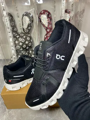 ON Cloud 5 ‘Black/White’ shoes unisex