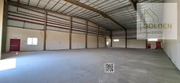 ارتفاع 13 متر | مستودع للايجار على شارع رئيسي بأم القيوين | مساحة خارجية واسعه للتحميل والتفريغ