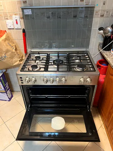 5-Burner Gas stove and oven with cylinder - perfect condition