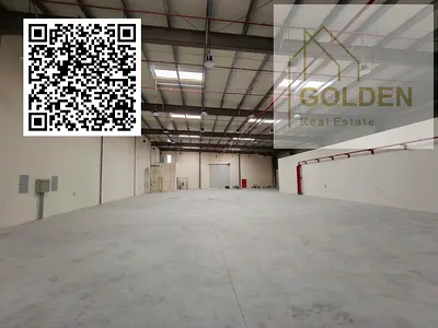 مستودع جديد أول ساكن في صناعية الصجعة وعلى الطريق الرئيسي، بارتفاع 10 أمتار، كهرباء 37 كيلو وات، مكتب إداري وحمام ومطبخ تحضيري، مع مساحة أمامية واسعة
