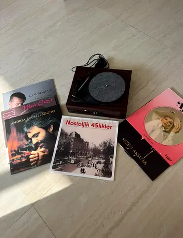 Vintage turntable with selection of vinyl records - good working condition