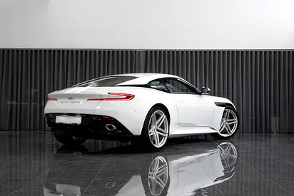 2025 Aston Martin DB12 — фото 6