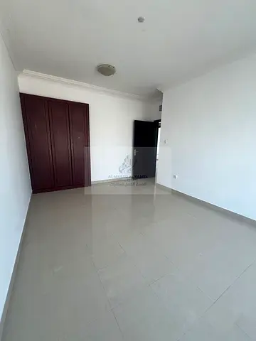 *3 غرف وصالة للإيجار السنوي على مخرج دبي - التعاون - 68,000 درهم*