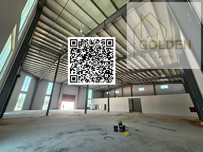 200 kW of power, an 11-meter clear height, two front gates, and spacious loading and unloading areas, located directly on the main road at the entranc