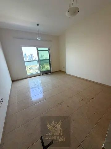 أرخص وأجمل 3 غرف وصالة في المجاز 3 بإطلالة بحرية ساحرة مع غرفة خادمة وخزائن بالحائط وبلكونة وأربعة حمامات وصيانة ومسبح وجيم وباركن مجاني