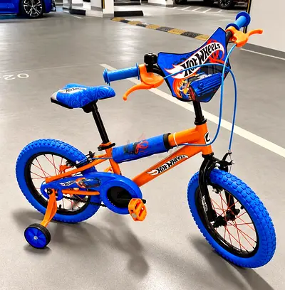 Hot Wheels 16" Bike, with training wheels and safety kit