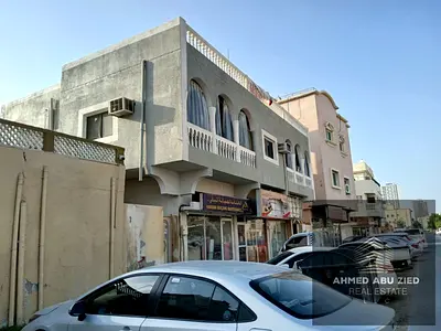 فرصة استثمارية مميزة في ليورة – عجمان لامتلاك بيت سكني تجاري يجمع بين الوحدات السكنية والمحلات التجارية في عقار واحد، مما يجعله مناسبًا للمستثمر الباح