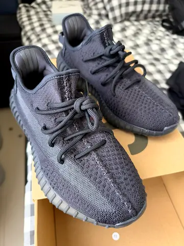 Yeezy 350 V2 | Onyx | Size 9 US