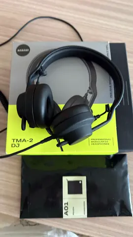 Wired on-ear DJ headphones (TMA-2 style) in excellent condition