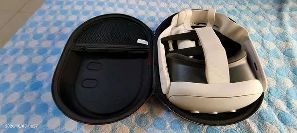 Meta Quest 3 (white) with carrying case, extra battery for joystick. Brand New condition