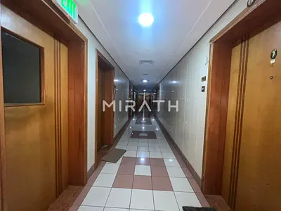 WELL MAINTAINED FAMILY BUILDING WITH TERRACE || COVERED PARKING