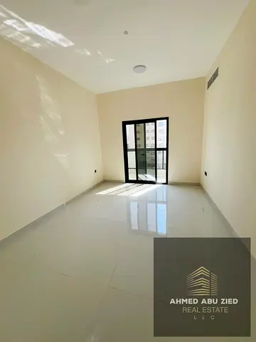شقة غرفة وصالة للإيجار الجرف 3 عجمان بـ 34,000 درهم | أول ساكن وروف كبير وغرفة ماستر و2 حمام وبلكونة وإطلالة بجوار السوق الصيني و4 دفعات موقع مميز جدا