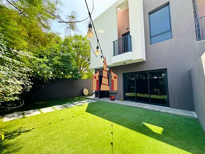 UPGRADED SPACIOUS CORNER UNIT || ALL AMENITIES