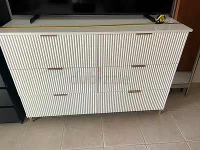 White 6 chest of drawers with Ribbed Front and Brass Handles