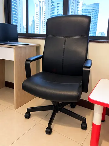 Black ergonomic executive office chair in good condition