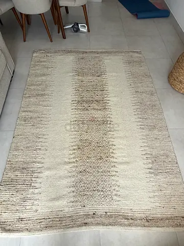 Neutral beige modern area rug — 160x230 cm, lightly used