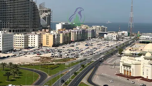 شقة ثلاث غرف وصالة للايجار السنوي في المجاز 3 الشارقة باركن مجاني بلكونة اطلالة بحرية غرفة خادمة استور مساحة واسعة تشطيب حديث موقع متميز