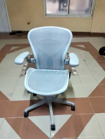Herman Miller Remastered chair size B good condition same look new available for selling