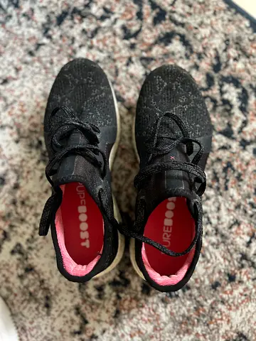 Pair of black women's running sneakers
Adidas pureboost - 50AED (EU 39)
