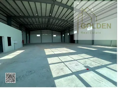 Looking for a warehouse with 160 kW power, a spacious setback, and a showroom for your business?