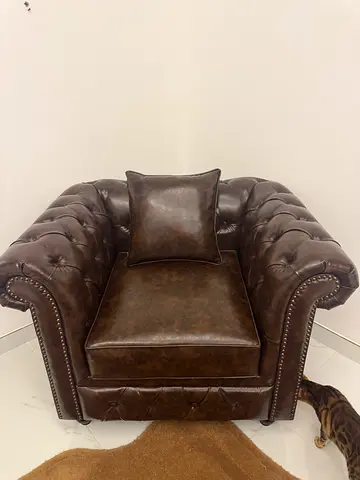 Luxurious Chesterfield Armchair – Vintage Brown Leather & Classic Design
