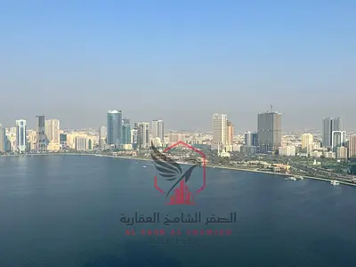 ثلاث غرف وصالة مع تراس باطلالة بحرية كاملة و غرفة خادمة ماستر