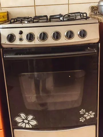 Used Freestanding Gas Cooker with Oven - 4 Burners