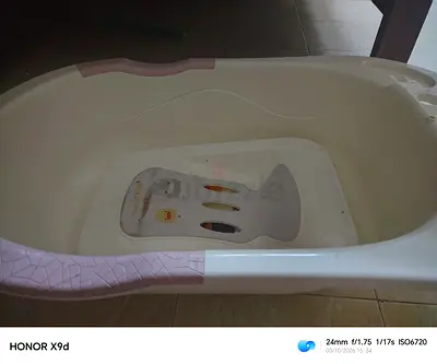 Baby bathtub with non-slip insert - good used condition