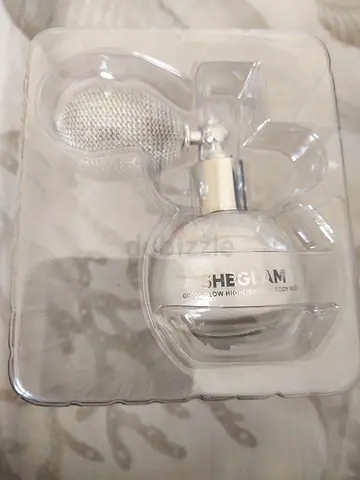 Spray make up shimmer in a sealed bottle